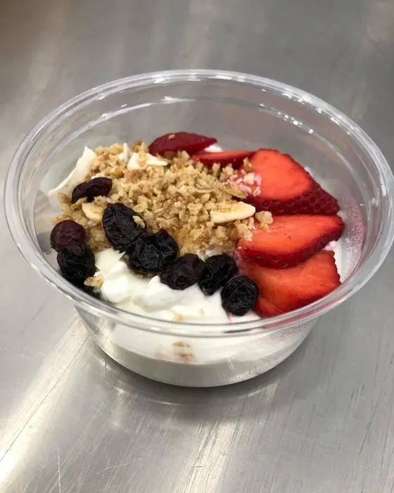 Yoghurt with granola and fruit